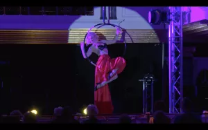 solo Luftring mit Gesang &quot;singing aerialist&quot;