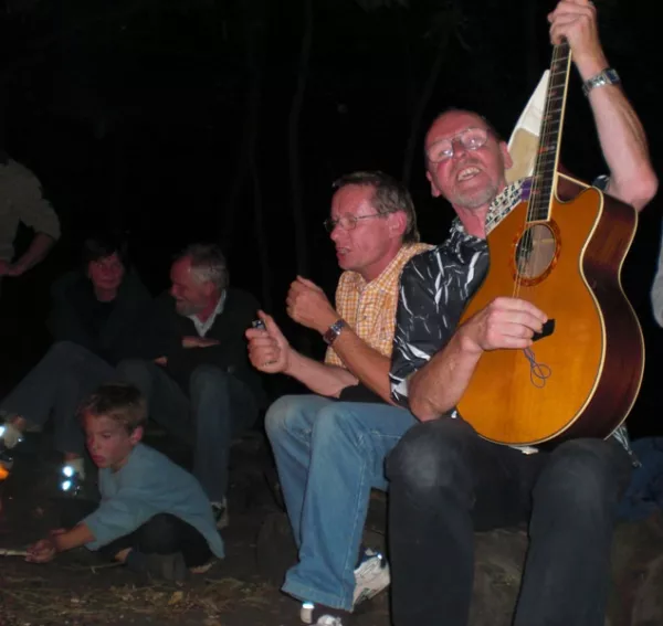 Am Lagerfeuer mit Livemusik