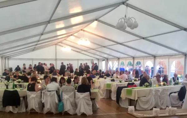 Hochzeit im Zelt