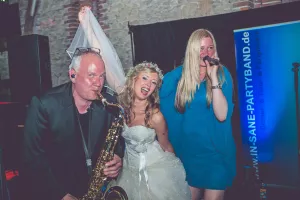 Wir rocken die ganze Nacht ....
Happy wife - party live !