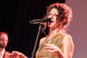 Vocals: Sabine Hoell