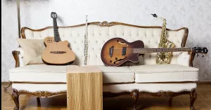 Gitarre, Bass, Saxophon, Cajon und dreistimmiger Gesang