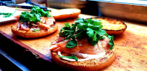 Lachs Focacciabun Chilimayonaise Korianderpesto