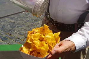 Frische Kartoffelchips mit leckeren Gewürzen
