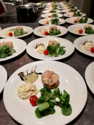 Tatar von Lachs &amp; Forelle, Honig-Dill-Schaum, Apfel-Meerrettich