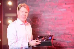 DJ Christian G. mit der Hand am Media-Player