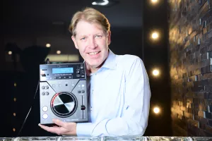 DJ Christian G. mit Teil seines Equipments