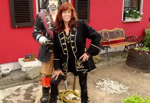 Andrea Berg Double im Piratenlook