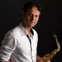 Avatar Duo: Sax, Piano/Gesang; Trio: Sax, Ges./Piano, Git.