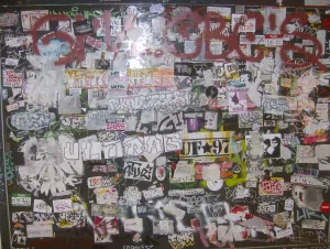 Stilleben mit Graffiti.