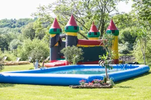 Pool für Events mit Hüpfburg Schloss
