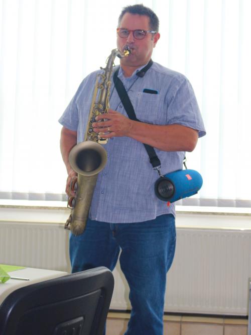 ... "mehr brauch ich nicht" 
ein Saxophon und meine JBL extrem