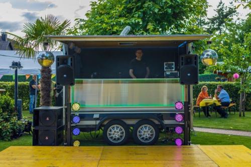 Unser Partytrailer ist DJ-Bühne für Open-Air und Hallen-Partys
