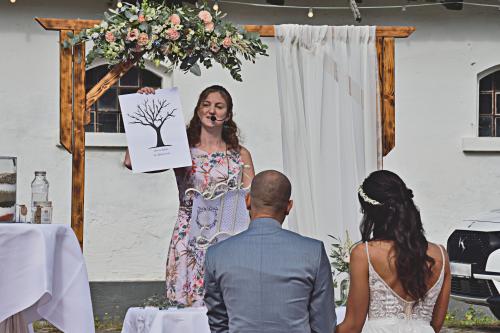 Eine kreative Eheurkunde rundet die Zeremonie ab.