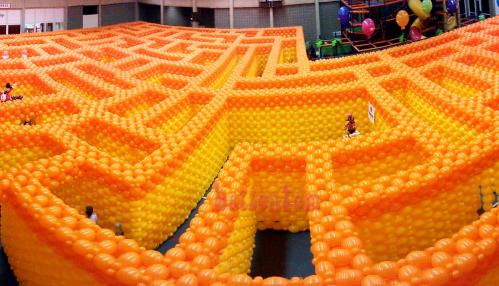 WELTREKORD mit dem größten Ballonlabyrinth mit 100.000 Ballons