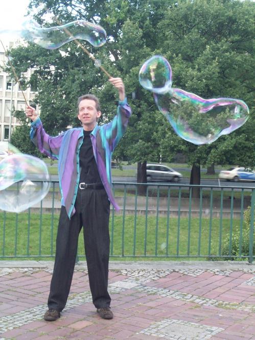 Riesenseifenblasen Hannover  Straßenkunst auf Anruf