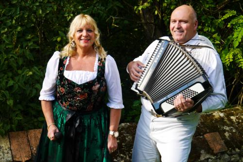 Im Duo als Volksmusikanten traditonell in Tracht für Oktoberfest