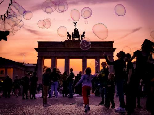 Brandenburger Tor spielende Kinder bearbeitet