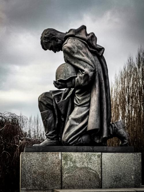 Tempelhof Statue bearbeitet