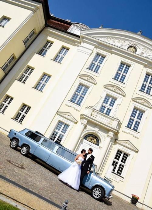 Hellblaue Trabi Hochzeitslimousine vor dem Schloss
