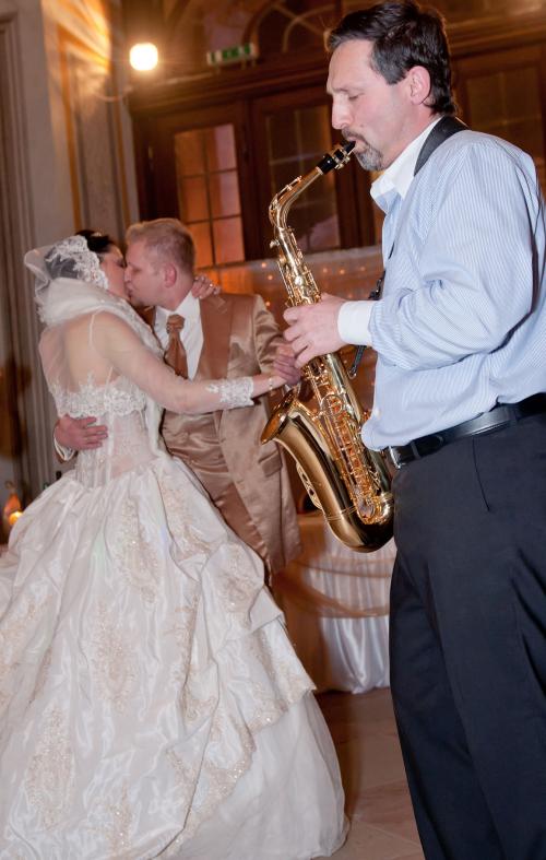 Brautpaar auf der Tanzfläche. Solo auf dem Saxophon