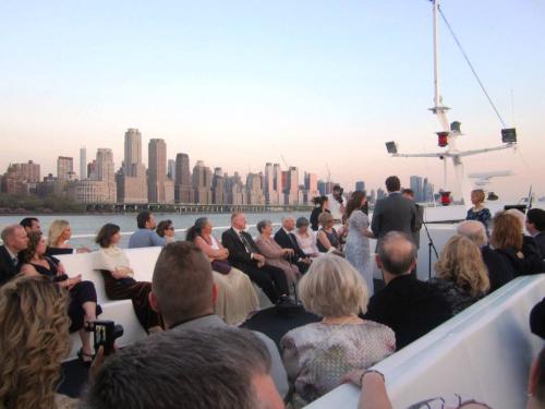 englische Trauung auf einer Yacht vor Manhattan