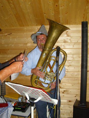 Musikuß bläst die Tuba