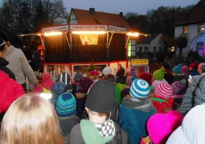 Auch zu Weihnachten...Kinder helfen dem Kasper und frieren nicht