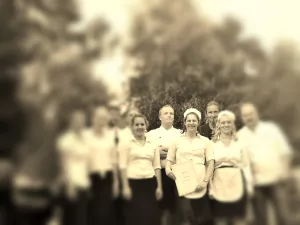 Die singenden Kellnerinnen auf einer Gartenparty