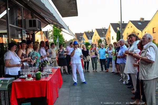 Kunstmeile Köln Longerich Juli 2013 vor &quot;Weinhaus Schiefer&quot;