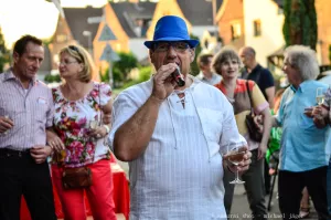 Kunstmeile Köln Longerich Juli 2013 vor &quot;Weinhaus Schiefer&quot;