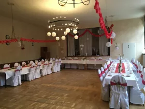 Saal mit Bühne für Veranstaltungen und Feiern
