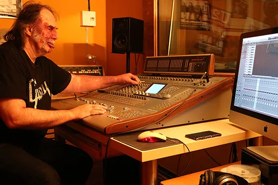 beim mixen im Allzeit Musik Studio