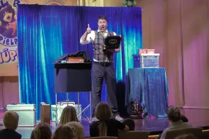 Bühnenshow mit magischer Unterhaltung