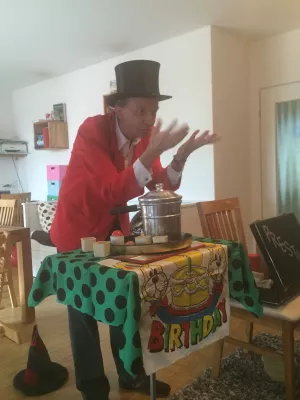 Kindergeburtstag.  Gemeinsam Zauberkekse backen.