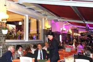 Zauberer Mickey im Restaurant