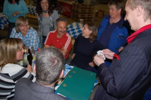 Zauberer Mickey umringt im Publikum